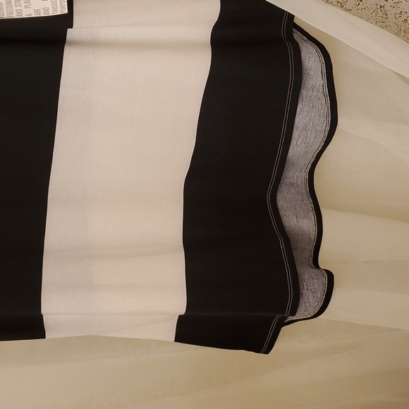 NWT LULAROE S/S STRIPED CLASSIC TEE SZ. L - Picture 2 of 4